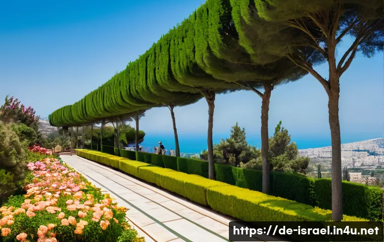 이스라엘의 명소  바하이 정원 - **Prompt:** A breathtaking, wide-angle panoramic view of the Baháʼí Gardens in Haifa, Israel, bathed...